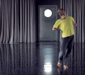 Orlando Rodrguez representando 'À chacun sa marotte', del coregrafo y bailarn Vincent Bozek