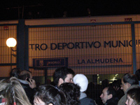 Madrileños ante el polideportivo de la Almudena apoyando el encierro