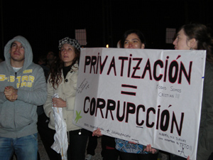 Pancarta: Privatización es igual a corrupción