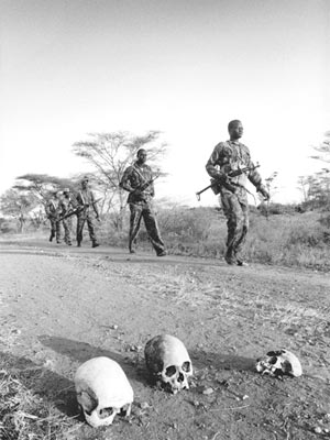 Soldados marchando por un camino con restos humanos(celsias.co.nz)