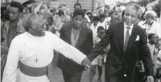 El Arzobispo Desmond Tutu junto a Mandela