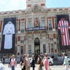 Camisetas del Real y Atlétic de Madrid en la Puerta del Sol