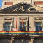 Bandera del Oegullo Gay en la sede de la Comunidad de Madrid