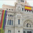 La bandera del Orgullo Gay ondea en Cibeles junto a la espaola, en segundo plano