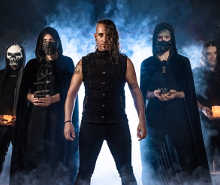 La   banda de El Caos está formada por Morgul (voz), Marvek (bajo), Mvrmvx (guitarra), Phobos Vulcano (guitarra) y Banshee (batería)