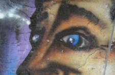 Graffiti con rostro de hombre repulsivo