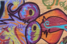Graffiti de la cabeza de un ave de ojos saltones