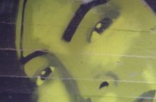 Graffiti con cara  de hombre joven