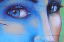 Graffiti con rostro de mujer hermosa