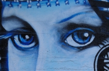 Graffiti con cara de mirada profunda