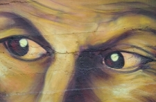 Graffiti con ojos de mirada torva
