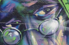 Graffiti con cara de viejo con gafas