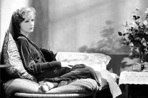 Irene (Greta Garbo), esposa de Guarry, en su casa
