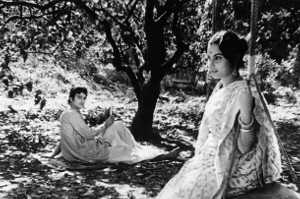 Charulata junto a Amal (Soumitra Chatterjee) en el jardín de su casa