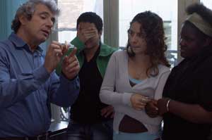 El Doctor Lambert (Michel Boujenah) enseñando métodos anticonceptivos a un grupo de adolescentes