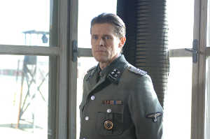 Willem Dafoe interpreta al comandante Klein