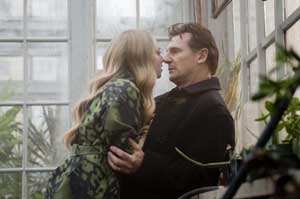 Liam Neeson (David Stewart) junto a Amanda Seyfried (Chloe)