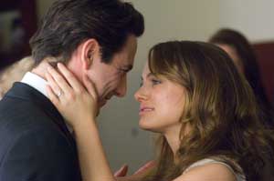 Scott Cohen como Jack (izda) y Natalie Portman como Emilia (dcha)