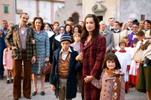 Anna Nigiotti de Michelucci (Micaela Ramazzotti) junto a sus hijos: Bruno y Valeria