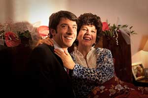 Paolo Ruffini como Cristiano Cenerini y Anna de adulta (Stefania Sandrelli), su madre de alquiler