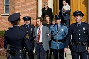 Kenny Waters (Sam Rockwell) escuchando su arresto