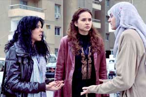 De izd a dcha: Nelly (Nahen El Sebai), Seba (Nelly Karman) y Fayza con velo (Bushra)