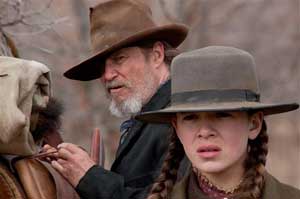 Jeff Bridges (Rooster Cogburn) prepara la búsqueda junto a una joven Hailee Steinfeld (Mattie Ross)