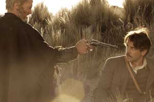 James Blackthorn (Sam Shepard) apuntando a Eduardo Apocada (Eduardo Noriega)