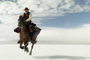 James Blackthorn cabalgando sobre el Salar de Uyuni