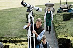 Michael (Alexander Skarsgård) llevando el telescopio junto a su hijo Leo (Cameron Spurr)