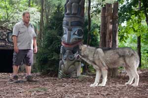 Kevin James como Griffin Keyes Momoa junto a Sebastian, el lobo (voz de Bas Rutten)
