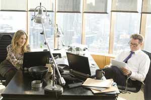 Kate Reddy (Sarah Jessica Parker) junto a Jack Abelhammer (Pierce Brosnan)