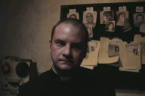 Evan Helmuth como Padre David Keane