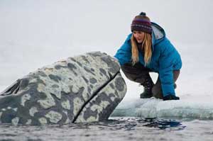 Rachel junto a una ballena varada