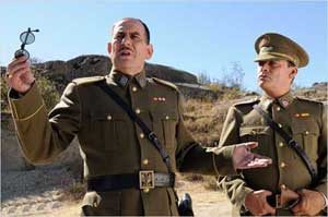 Karra Elejalde como Don Eladio (izd) junto al teniente  Vicente (Eduard Fernández)