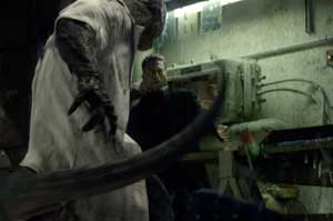 El Doctor Curt Connors (Rhys Ifans), convertiso en lagarto, luchando con Spider-Man / Peter Parker (Andrew Garfield)