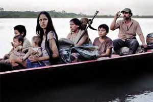 La familia de Crisanto huyendo en canoa