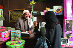 Wadjda junto a su madre en una tienda de Riad