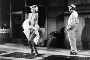 Marilyn Monroe (la chica) junto a Tom Ewell (Richard Sherman) durante la escena del metro neoyorquino en Sunset Boulevard