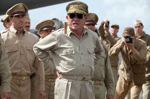 Tommy Lee Jones interpreta al General Douglas MacArthur