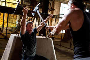 Lucha entre James Bonomo (Sylvester Stallone) como Keegan (Jason Momoa)