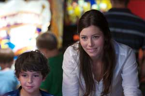 Jessica Biel en el papel de	Stacie Noah y su hijo Lewis