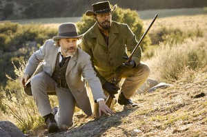 Django (Jamie Foxx) junto al doctor King Schultz (Christoph Waltz), rodilla en tierra