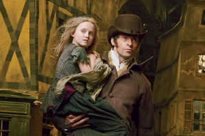 Jean Valjean (Hugh Jackman) adopta a Cosette