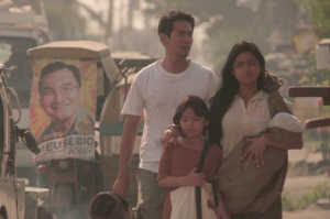 Óscar con su familia en la ciudad de Manila