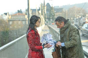 Raimundo Gregoius (Jeremy Irons) con la mujer que estuvo a punto de lanzarse a las aguas del ro Aar, en Berna