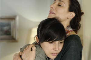 Ana abrazada a su madre (Rosana Pastor)