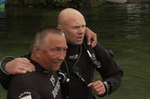 Janusz (izquierda) junto a un compañero de buceo Janusz (izquierda) junto a un compañero de buceo