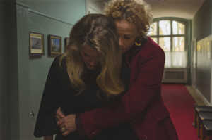 Sophie abrazando a Caterina Fabiani (Barbara Sukowa)