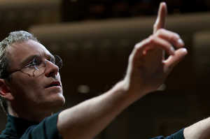 Steve Jobs (Michael Fassbender) dirigiendo el mundo